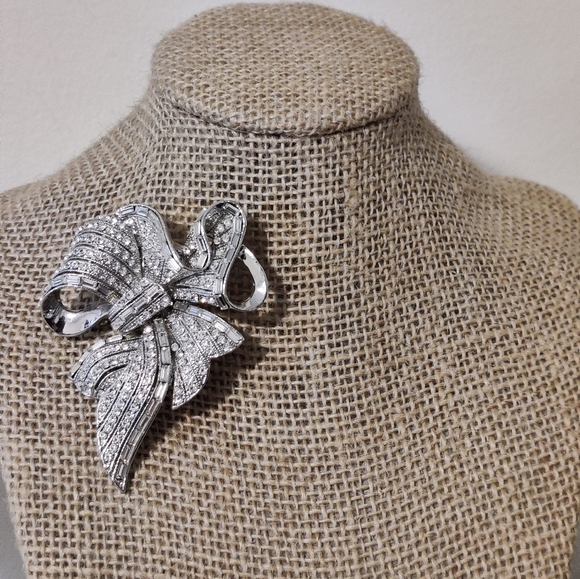 Spectacular Bow Tie Crystal Brooch - Picture 3 of 16